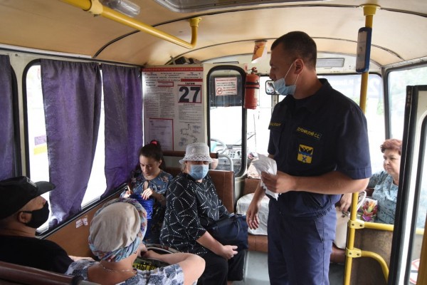 В Оренбурге проверяющие заглядывают в транспорт и ищут безмасочников