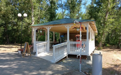 
Два кафе и остановку возводят в Орске со стороны нижней объездной дороги у парка Строителей 		