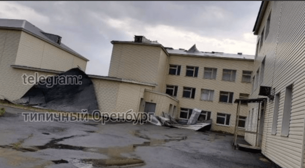 В Новосергиевском районе ураганным ветром сорвало крышу со школы