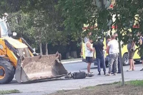 Ковшом по голове. В Оренбурге мужчина на электросамокате столкнулся с трактором