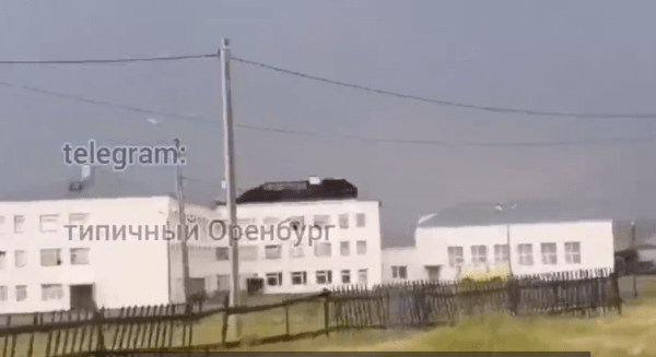 В Новосергиевском районе ураганным ветром сорвало крышу со школы