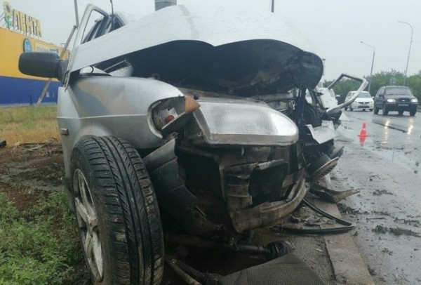 В Оренбурге водитель ВАЗа не справился с управлением и "влетел" в столб