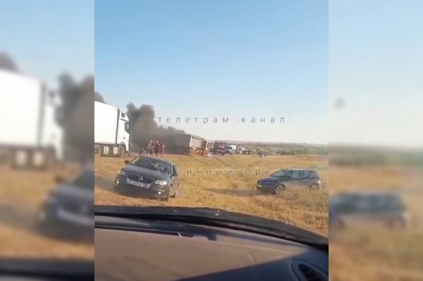 
На трассе Оренбург &mdash; Самара сгорела фура (видео)		