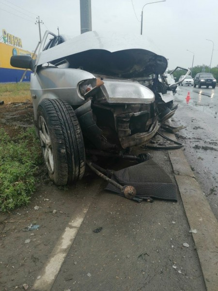 В Оренбурге водитель ВАЗа не справился с управлением и "влетел" в столб