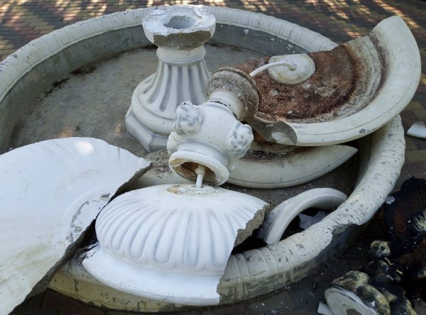 В Соль-Илецке школьник разбил фонтан в парке Ленина В Соль-Илецке школьник разбил фонтан в парке Ленина