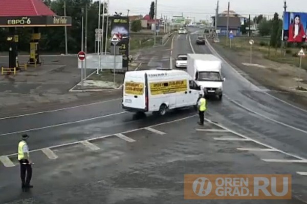 В Соль-Илецке автобус с пассажирами столкнулся с грузовой &laquo;Газелью&raquo;