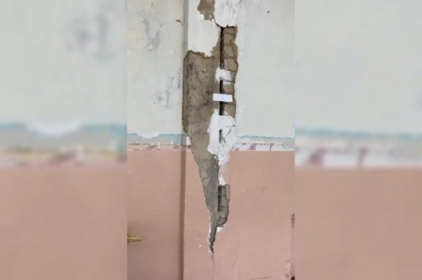 
Во время ремонта в школе №18 в Оренбурге обнаружили трещины и сквозные щели в стенах здания (видео)		