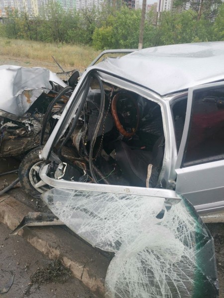 В Оренбурге водитель ВАЗа не справился с управлением и "влетел" в столб