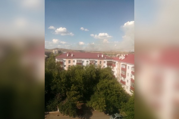 
Возле Медногорска горит трава, город заволокло дымом		