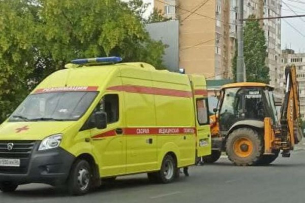 Ковшом по голове. В Оренбурге мужчина на электросамокате столкнулся с трактором