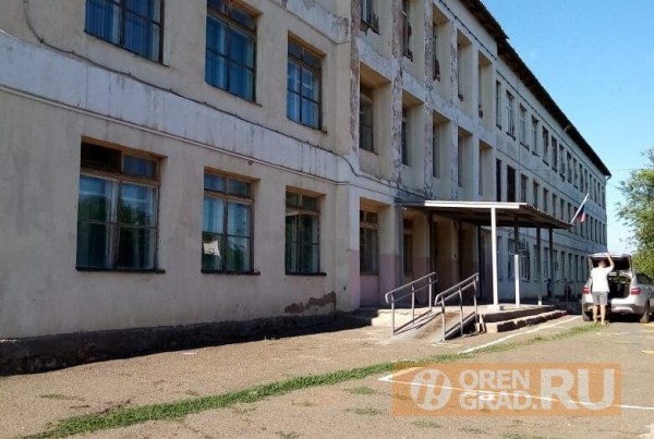 Жители Нижней Павловки пожаловались Евгению Ройзману на ужасное состояние школы