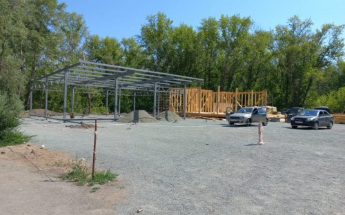 
Два кафе и остановку возводят в Орске со стороны нижней объездной дороги у парка Строителей 		