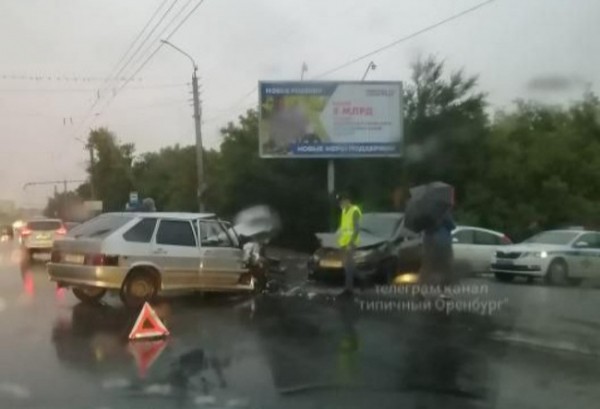 В Оренбурге на Донгузской лоб в лоб столкнулись два легковых автомобиля