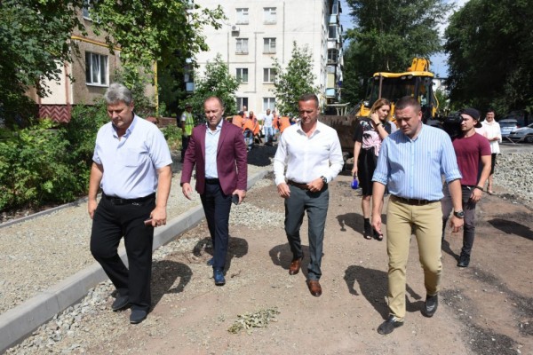 Владимир Ильиных проверил ход работ по благоустройству дворов Оренбурга в рамках национального проекта &laquo;Жилье и городская среда&raquo;