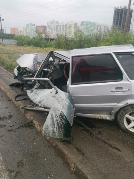 В Оренбурге водитель ВАЗа не справился с управлением и "влетел" в столб