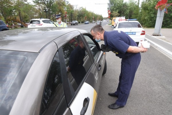 В Оренбурге проверяющие заглядывают в транспорт и ищут безмасочников