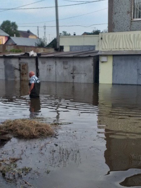 В Оренбурге на нескольких улицах затопило проезжую часть, дома и гаражи