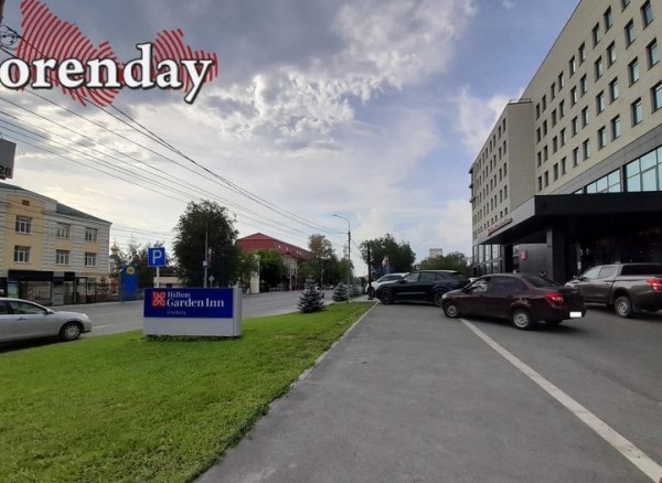 В ГИБДД игнорируют нарушение парковки возле отеля &laquo;Hilton&nbsp;Garden Inn Orenburg&raquo;