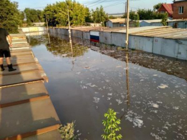 В Оренбурге на нескольких улицах затопило проезжую часть, дома и гаражи
