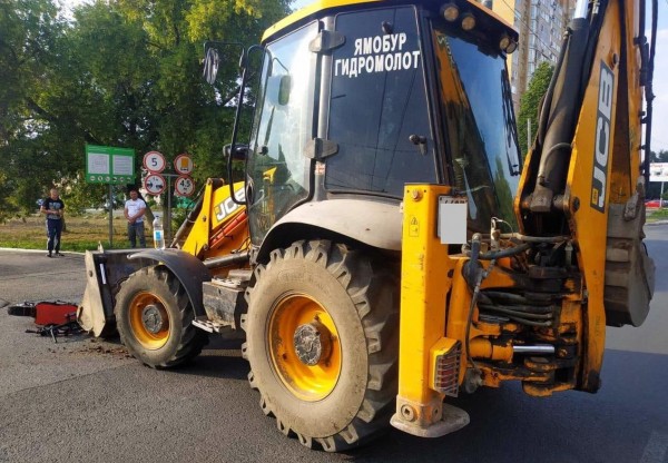 В Оренбурге под колеса трактора попал юноша на самокате