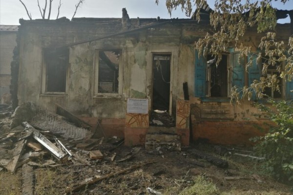 В Оренбурге жители домов по переулку Почтовому продолжают приходить на пепелище