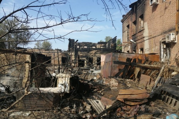 В Оренбурге жители домов по переулку Почтовому продолжают приходить на пепелище