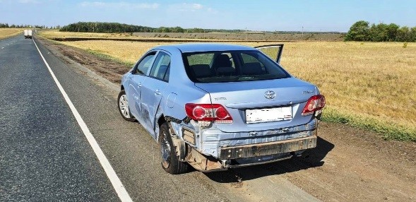 В Оренбуржье на трассе водитель отвлеклась на секунду и столкнулась с двумя авто