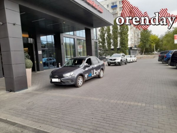 В ГИБДД игнорируют нарушение парковки возле отеля &laquo;Hilton&nbsp;Garden Inn Orenburg&raquo;