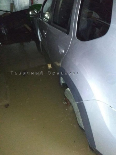 В Оренбурге на нескольких улицах затопило проезжую часть, дома и гаражи