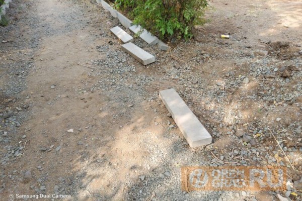 Безопасные дороги в Оренбурге: люди ходят по щебенке, водители ездят по &ldquo;встречке&rdquo; из-за торчащих колодцев