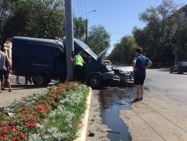 Пятница 13: в Оренбурге произошло столкновение Газели и Mercedes, пассажирка фургона вылетела в окно Пятница 13: в Оренбурге произошло столкновение Газели и Mercedes, пассажирка фургона вылетела в окно