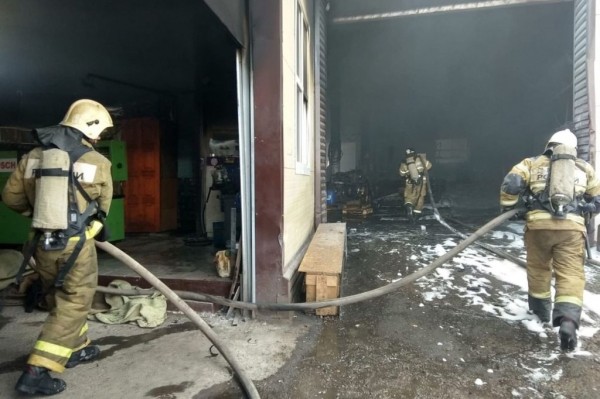 В Оренбурге горело помещение в здании ТД «Беларусь». Посетителей эвакуировали (видео)
В Оренбурге горело помещение в здании ТД «Беларусь». Посетителей эвакуировали (видео)