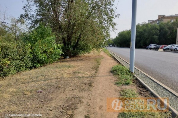 Безопасные дороги в Оренбурге: люди ходят по щебенке, водители ездят по &ldquo;встречке&rdquo; из-за торчащих колодцев