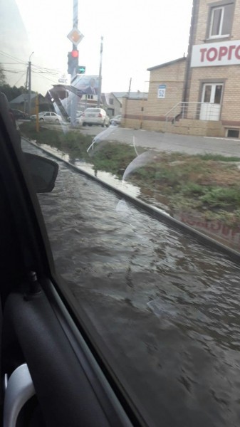В Оренбурге на нескольких улицах затопило проезжую часть, дома и гаражи