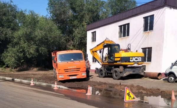Специалисты &laquo;Росводоканал Оренбург&raquo; продолжают устранять последствия порыва водовода диаметром 500 мм по пер. Дальнему