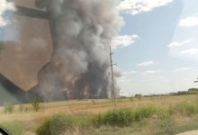 В Оренбуржье люди живым щитом стояли, защищая село от огня В Оренбуржье люди живым щитом стояли, защищая село от огня