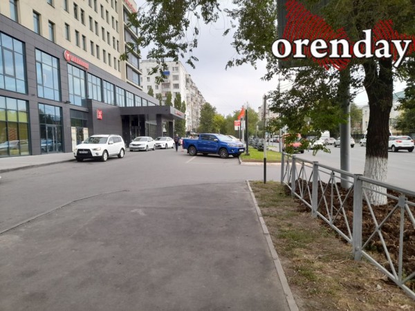 В ГИБДД игнорируют нарушение парковки возле отеля &laquo;Hilton&nbsp;Garden Inn Orenburg&raquo;