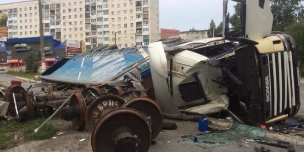 Житель Оренбуржья на скорости опрокинул тяжелую груженую фуру прямо на внедорожник