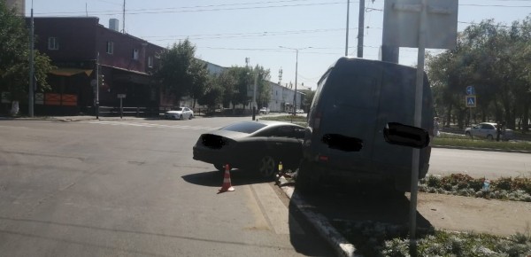 Пятница 13: в Оренбурге произошло столкновение Газели и Mercedes, пассажирка фургона вылетела в окно Пятница 13: в Оренбурге произошло столкновение Газели и Mercedes, пассажирка фургона вылетела в окно