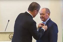 Руководитель Оренбургского театра драмы Рифкат Исрафилов готовится к юбилею Руководитель Оренбургского театра драмы Рифкат Исрафилов готовится к юбилею