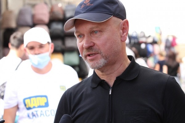 Депутат Госдумы РФ Сергей Катасонов, получив обращение возмущенных граждан, посетил школьный базар