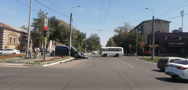 Пятница 13: в Оренбурге произошло столкновение Газели и Mercedes, пассажирка фургона вылетела в окно Пятница 13: в Оренбурге произошло столкновение Газели и Mercedes, пассажирка фургона вылетела в окно