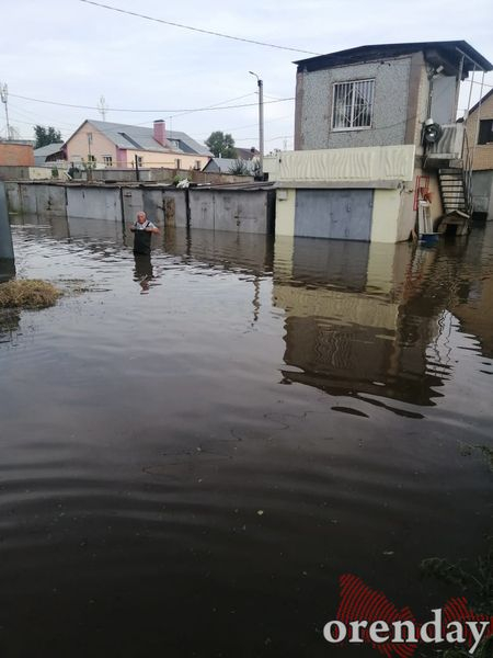 В Оренбурге на нескольких улицах затопило проезжую часть, дома и гаражи
