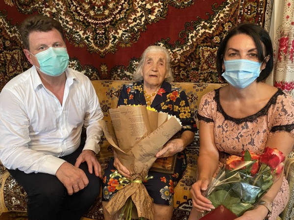 В Оренбурге с 95-летним юбилеем поздравили Почетного донора области Татьяну Ефанову