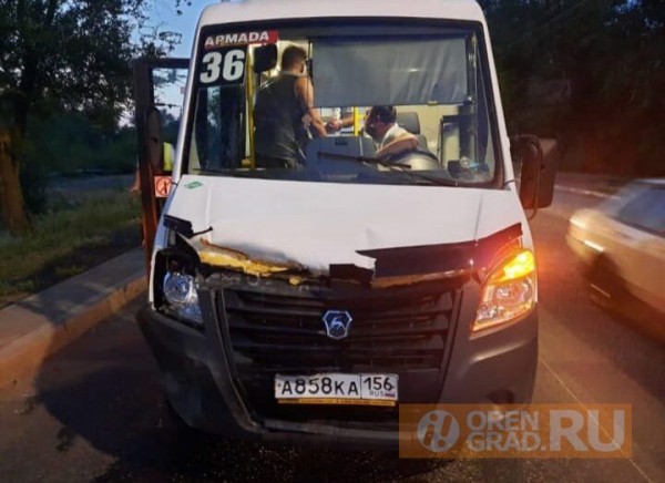 В Оренбурге маршрутный автобус с пассажирами попал в аварию
