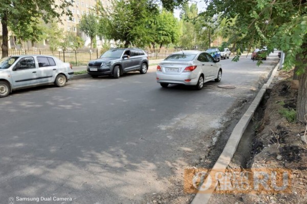 Безопасные дороги в Оренбурге: люди ходят по щебенке, водители ездят по &ldquo;встречке&rdquo; из-за торчащих колодцев