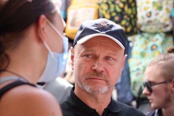 Депутат Госдумы РФ Сергей Катасонов, получив обращение возмущенных граждан, посетил школьный базар