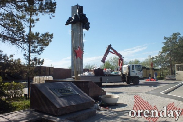 В Оренбурге грузовик повредил гранитную облицовку мемориала &laquo;Вечный огонь&raquo;