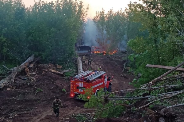 В Оренбурге продолжается ликвидация пожара в «Протопоповской роще» В Оренбурге продолжается ликвидация пожара в «Протопоповской роще»