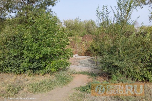 Безопасные дороги в Оренбурге: люди ходят по щебенке, водители ездят по &ldquo;встречке&rdquo; из-за торчащих колодцев